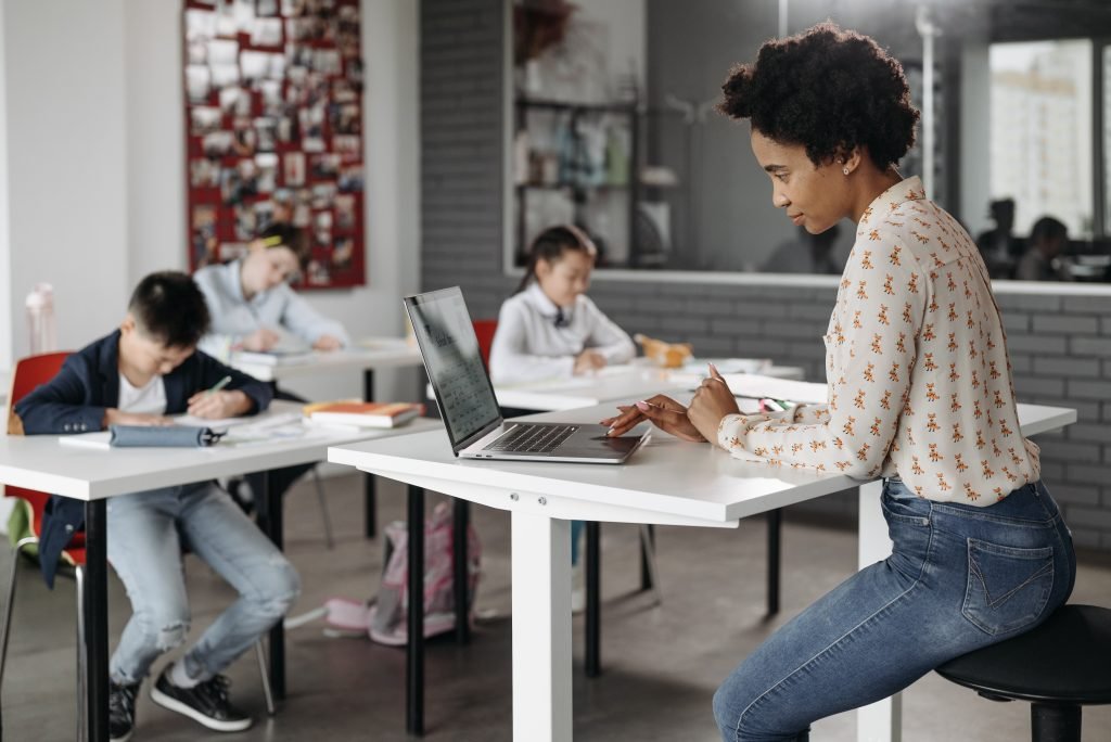 Educator or teacher benefit from MacBook and Apple product features for school.